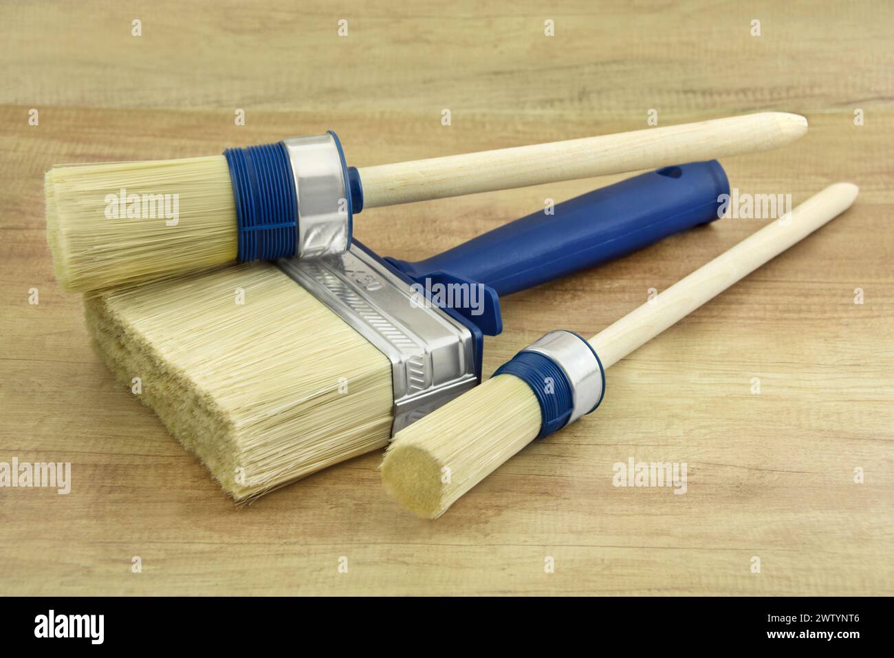 3 vari tipi di pennelli da pittura su sfondo in legno Foto Stock