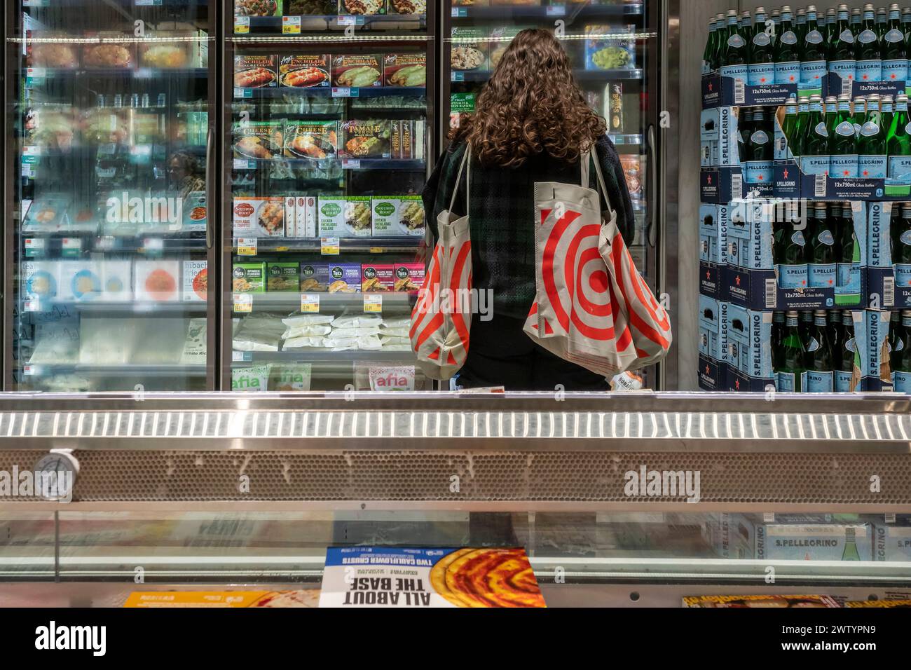 Shopping in un supermercato Whole Foods Market a New York mercoledì 13 marzo 2024. I prezzi al consumo sono aumentati a febbraio, portandosi al 0,4% in più rispetto al 0,3% rispetto al mese precedente, ma meglio di 12 mesi fa, quando sono aumentati del 3,2%. (© Richard B. Levine) Foto Stock