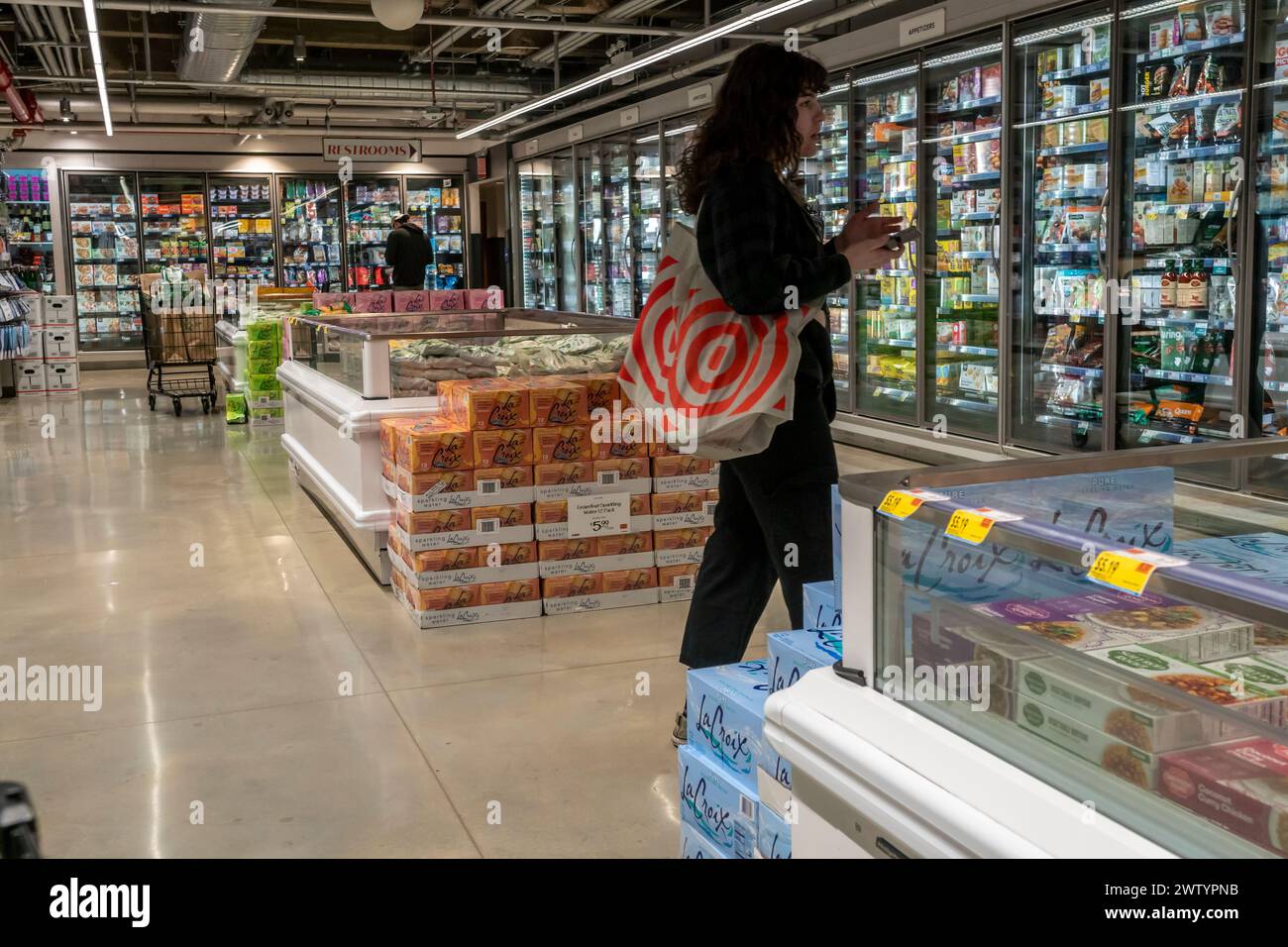 Shopping in un supermercato Whole Foods Market a New York mercoledì 13 marzo 2024. I prezzi al consumo sono aumentati a febbraio, portandosi al 0,4% in più rispetto al 0,3% rispetto al mese precedente, ma meglio di 12 mesi fa, quando sono aumentati del 3,2%. (© Richard B. Levine) Foto Stock