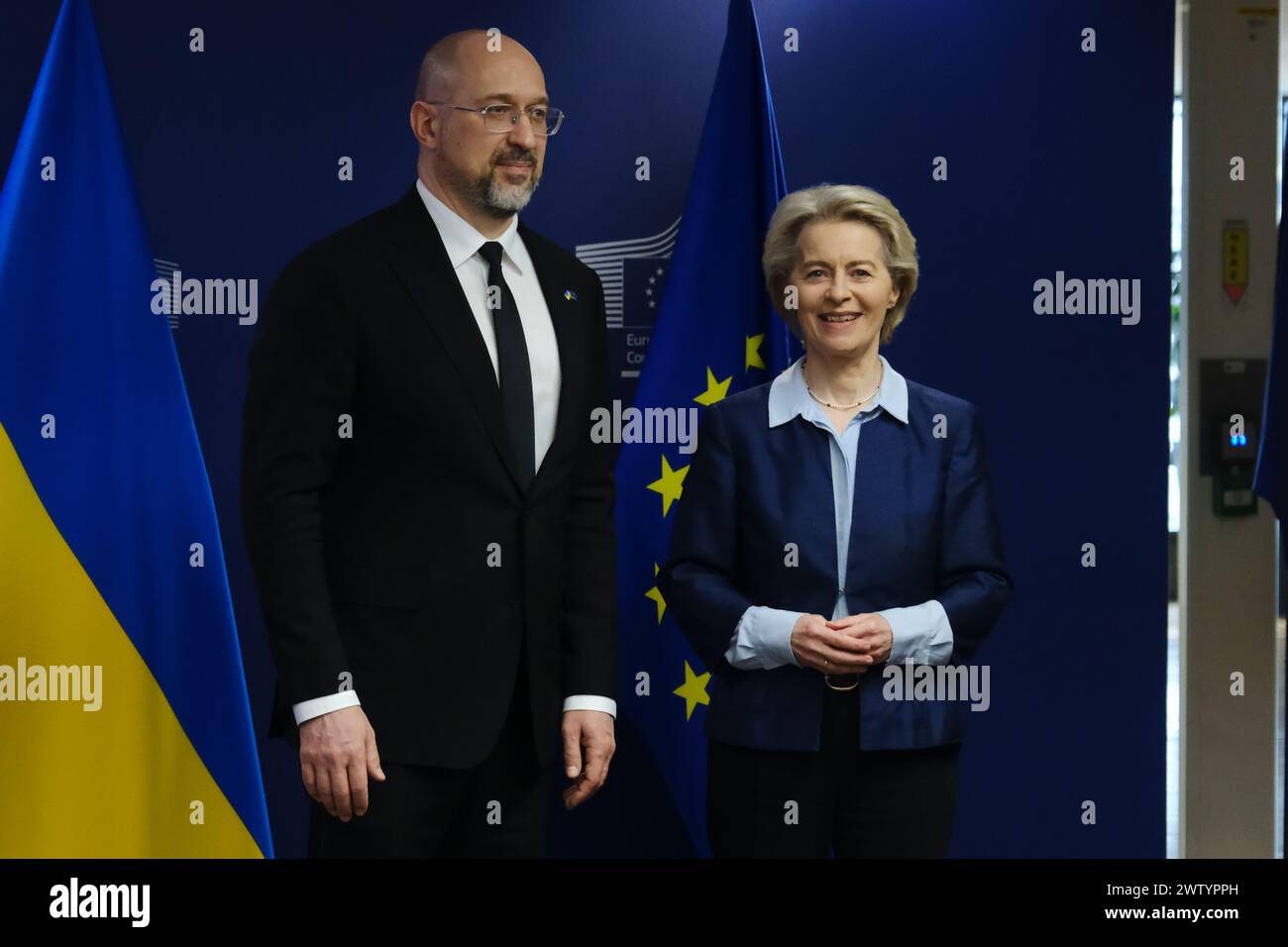 Bruxelles, Belgio. 20 marzo 2024. Il presidente della Commissione europea Ursula von der Leyen dà il benvenuto al primo ministro ucraino Denys Shmyhal presso la sede dell'UE a Bruxelles, in Belgio, il 20 marzo 2024. Crediti: ALEXANDROS MICHAILIDIS/Alamy Live News Foto Stock