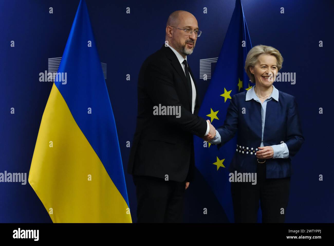 Bruxelles, Belgio. 20 marzo 2024. Il presidente della Commissione europea Ursula von der Leyen dà il benvenuto al primo ministro ucraino Denys Shmyhal presso la sede dell'UE a Bruxelles, in Belgio, il 20 marzo 2024. Crediti: ALEXANDROS MICHAILIDIS/Alamy Live News Foto Stock