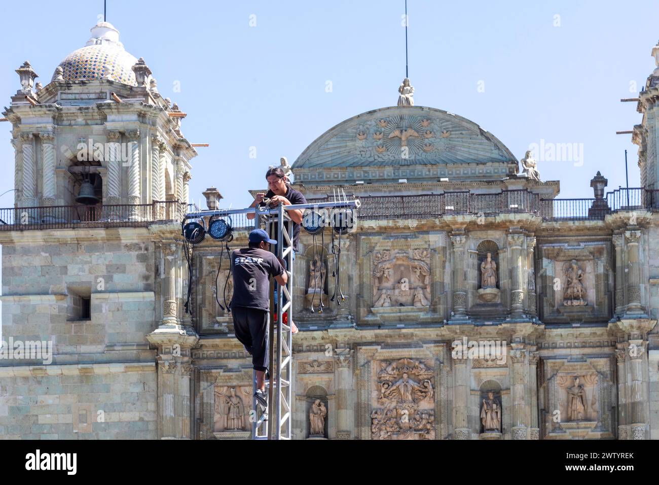 Oaxaca, Messico - i lavoratori hanno allestito l'illuminazione per le partite di pugilato giovanili di fronte alla Cattedrale metropolitana di Oaxaca. Foto Stock