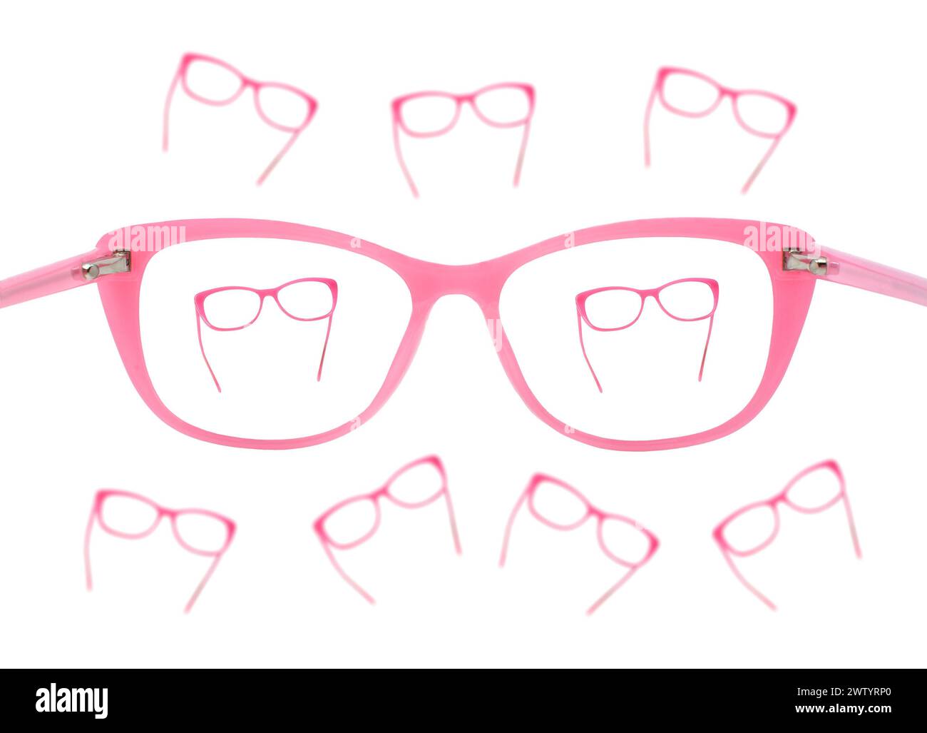 Occhiali con montature rosa messi a fuoco attraverso la lente di un paio di occhiali isolati su uno sfondo bianco semplice. Concetto di concentrazione. Foto Stock