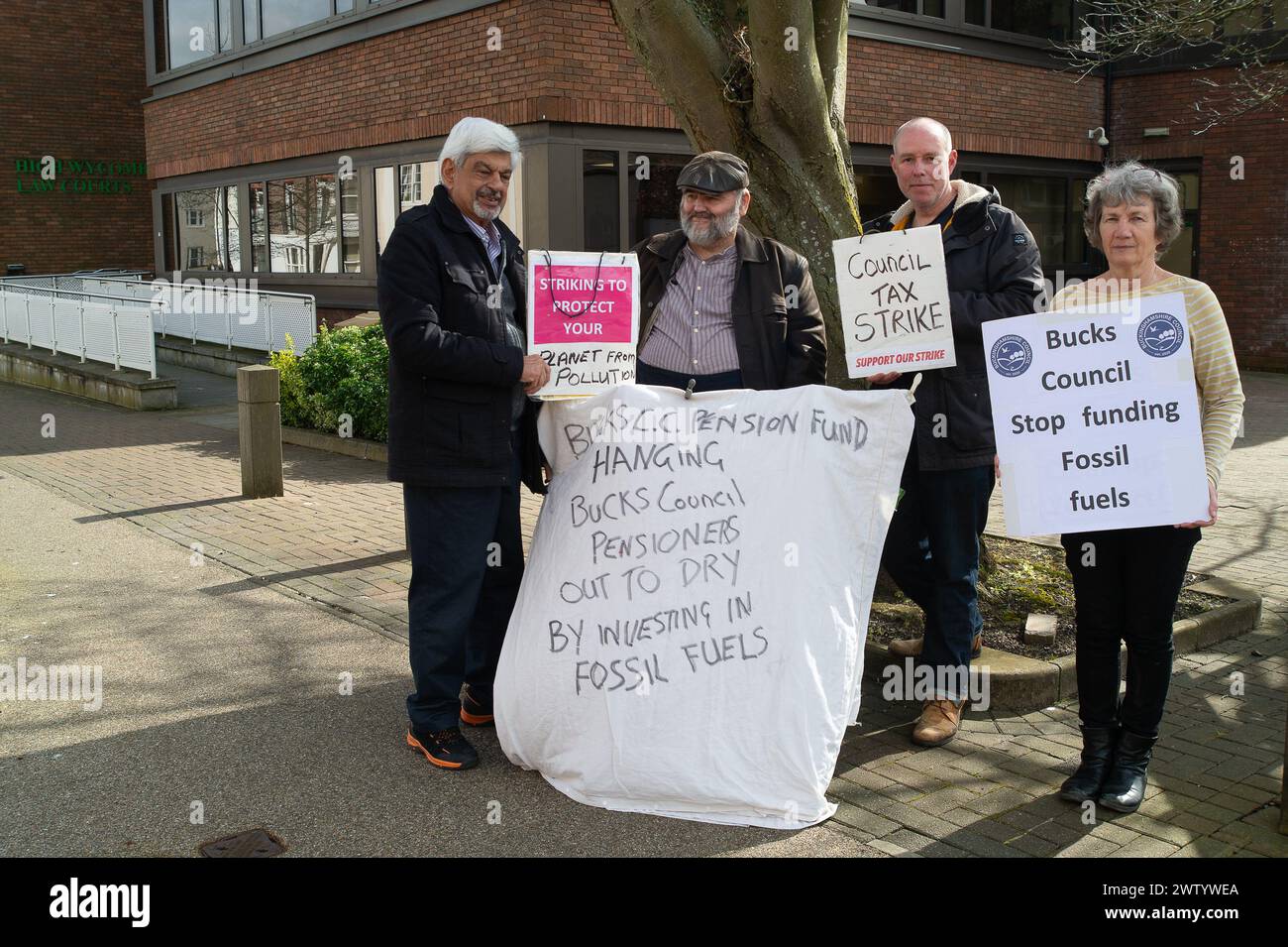 High Wycombe, Regno Unito. 20 marzo 2024. I residenti e i pensionati del Buckinghamshire hanno protestato oggi al di fuori della High Wycombe Magistrates Court a sostegno di una residente ad Aylesbury, la dottoressa Jane McCarthy, che continua a rifiutare di pagare la sua tassa del Consiglio al Consiglio del Buckinghamshire. Il dottor McCarthy ha partecipato a un'udienza di responsabilità oggi in tribunale tramite video link. Il dottor McCarthy ha smesso di pagare le tasse del consiglio nell'aprile 2022. Il dottor McCarthy afferma: "In particolare, la nostra campagna pubblica a Bucks ha chiesto al Consiglio, in primo luogo, di allontanare i loro accordi bancari da Barclays, che sono il più grande finanziatore di combustibili fossili in euro Foto Stock