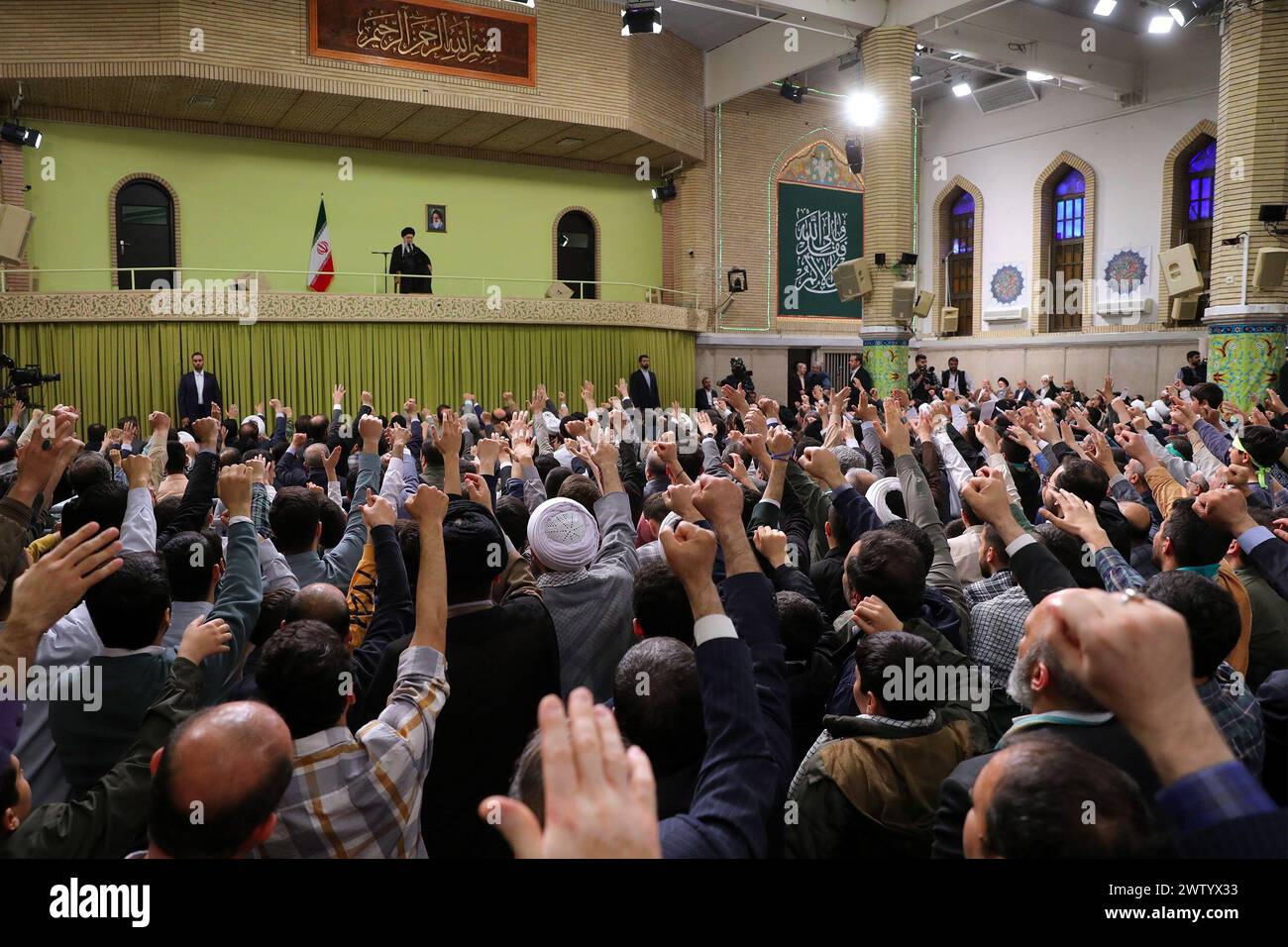 Teheran, Iran. 20 marzo 2024. Il leader supremo iraniano, l'Ayatollah Ali Khamenei, guarda come le persone lo salutano prima del suo discorso annuale in occasione del Capodanno persiano (Nowruz). Credito: -/Ufficio del leader supremo iraniano/dpa - ATTENZIONE: Solo per uso editoriale e solo se il credito di cui sopra è citato in pieno/dpa/Alamy Live News Foto Stock