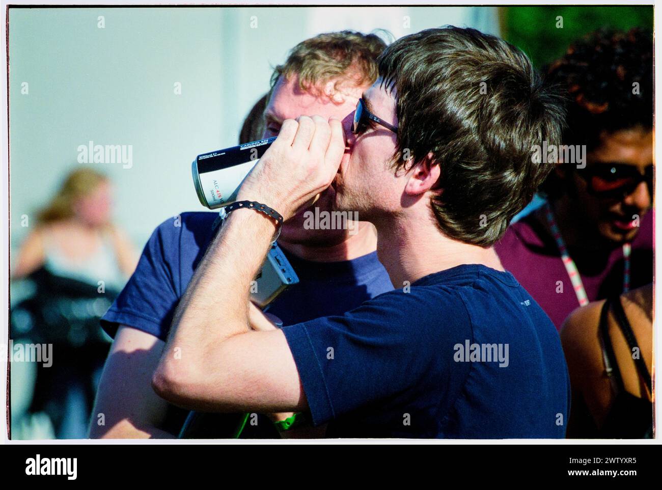 NOEL GALLAGHER, CARLING BEER, BACKSTAGE, READING FESTIVAL, 2001: Noel Gallagher of Oasis Drinking a Carling Black Label Beer backstage al Reading Festival, Reading, Inghilterra, il 25 agosto 2001. La band aveva appena terminato il tour con il loro quarto album in studio Standing on the Shoulder of Giants. Foto Stock