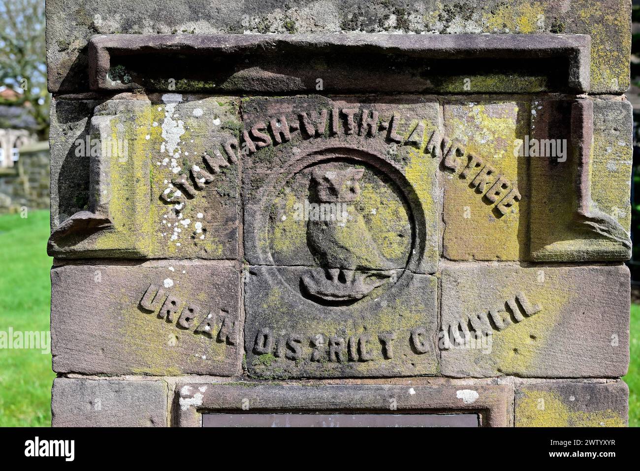 In giro per il Regno Unito - Standish con Langtree - insegna e logo del Consiglio Distrettuale Urbano Foto Stock