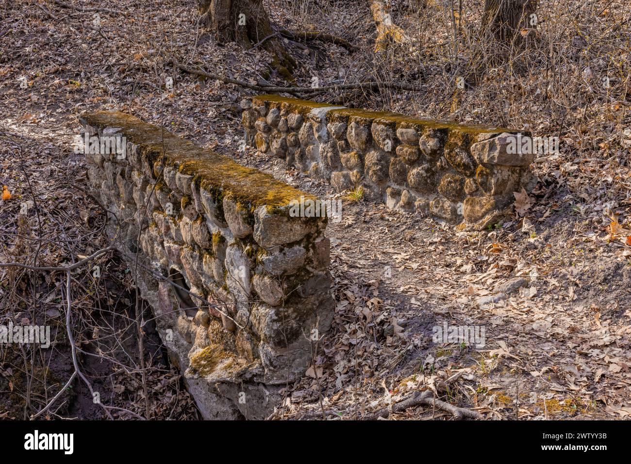 Uno dei tre ponti in pietra costruiti dal CCC nel Pilot Knob State Park, Iowa, USA Foto Stock