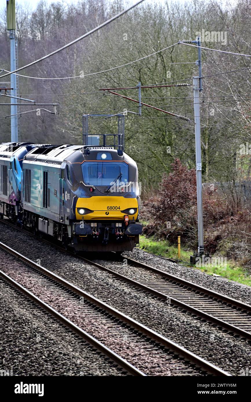 Intorno al Regno Unito - 68004 - Classe 68 è una locomotiva a traffico misto - immagine sulla linea ferroviaria Preston-Wigan, vicino Standish Foto Stock