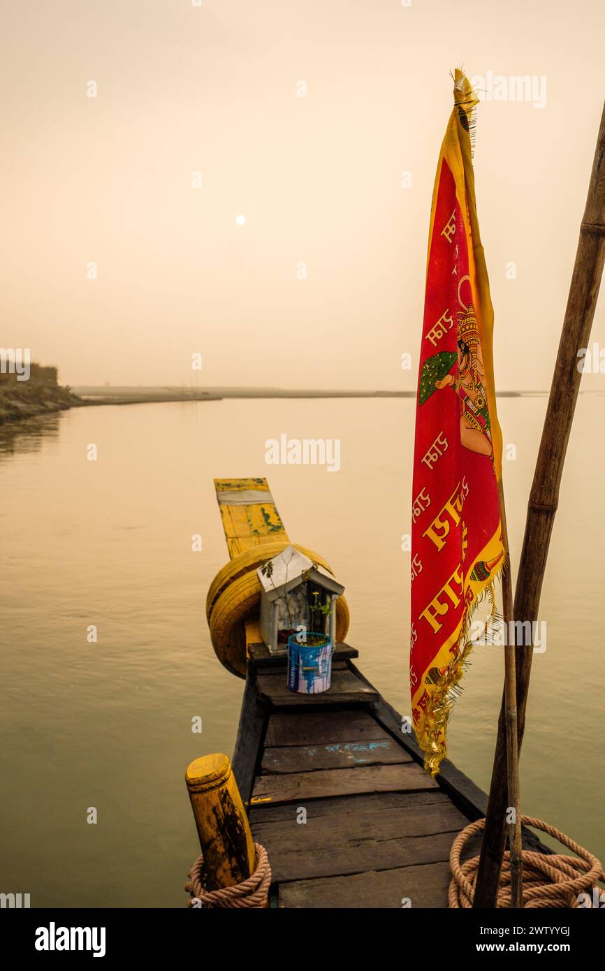 Traghetto sul fiume Brahmaputra ad Assam, nel nord-est dell'India Foto Stock