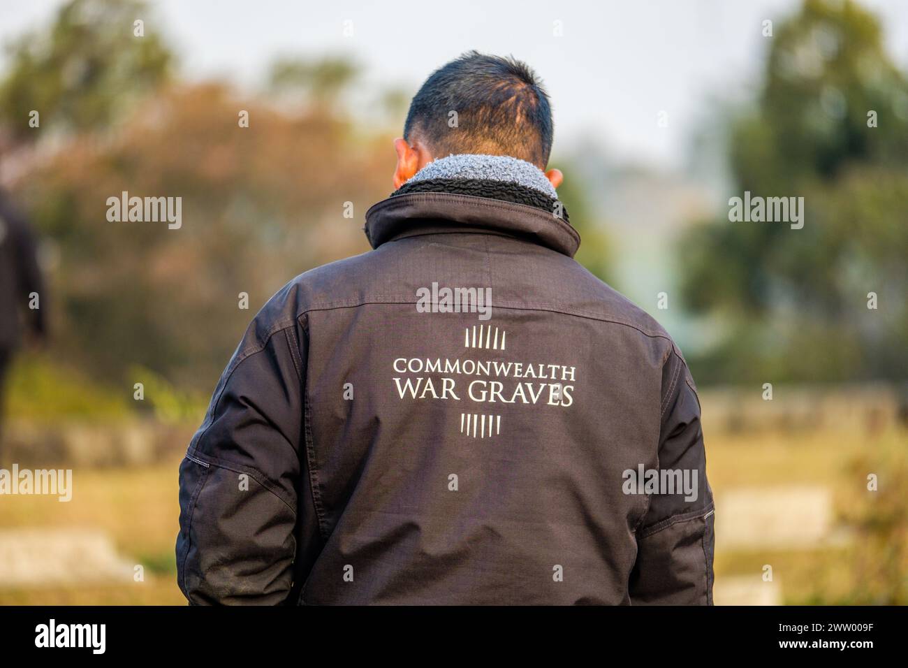 Membro dello staff del Commonwealth War Cemetery a Kohima, Nagaland, India nord-orientale, dove sono sepolte le vittime della battaglia di Kohima Foto Stock