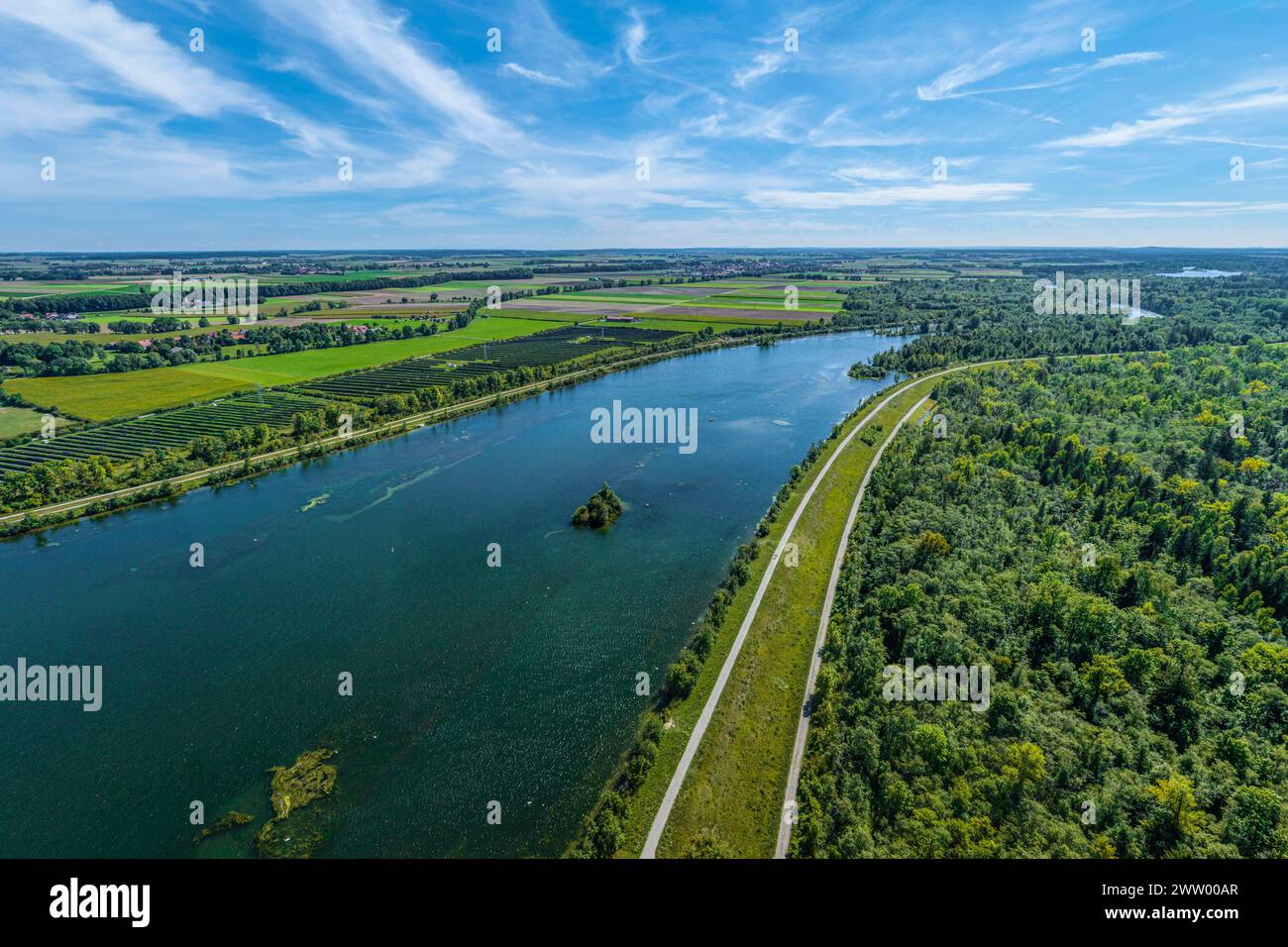 Ausblick auf die Lechstaustufe 22 bei Unterbergen in Bayerisch-Schwaben die Region an der Lechstaustufe bei Unterbergen Lochbachanstich Schmiechen sta Foto Stock