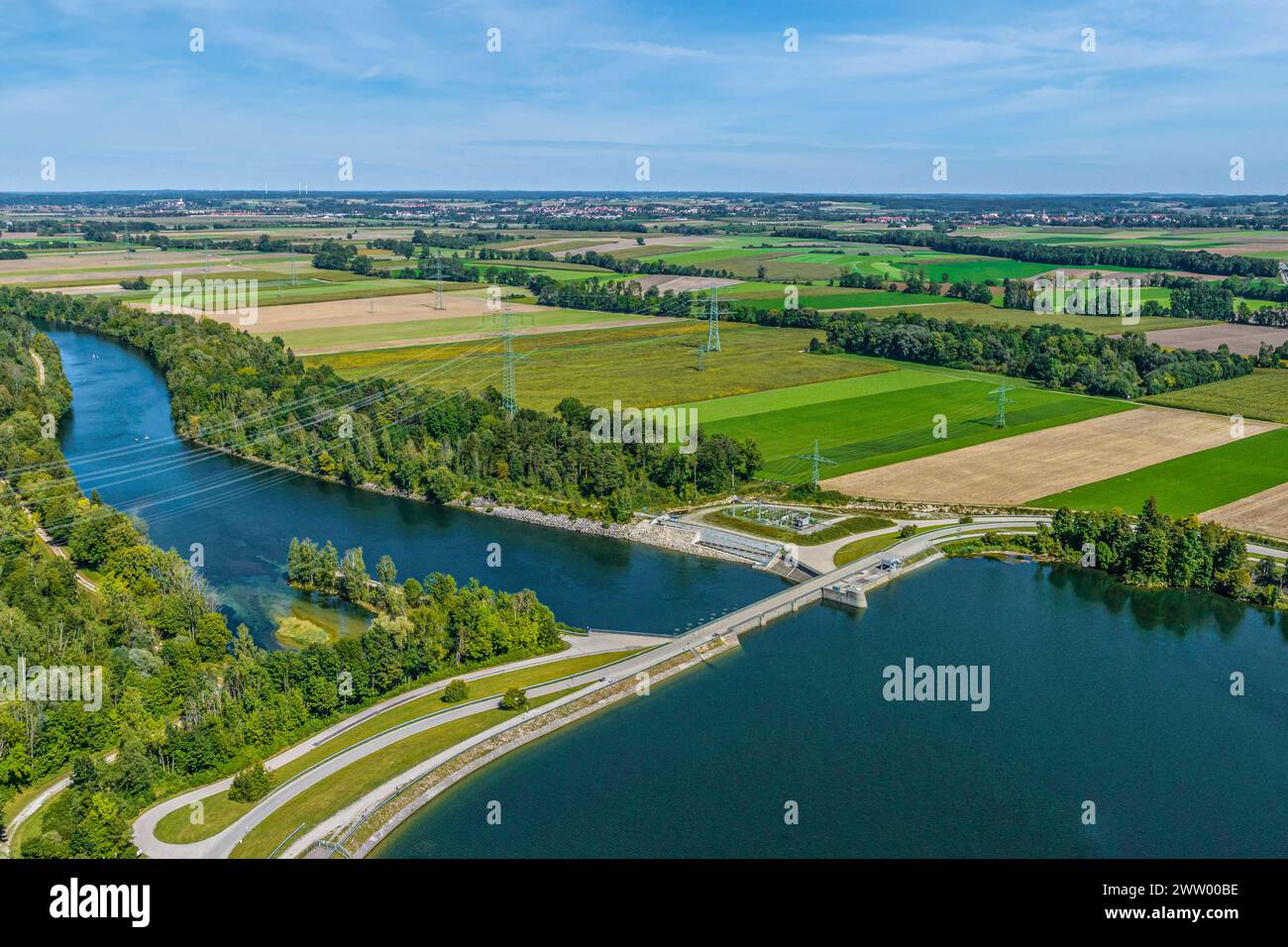 Ausblick auf die Lechstaustufe 22 bei Unterbergen in Bayerisch-Schwaben die Region an der Lechstaustufe bei Unterbergen Lochbachanstich Schmiechen sta Foto Stock