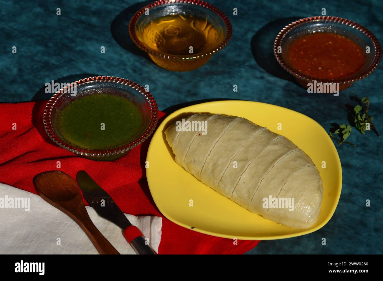 Siddu, uno speciale piatto tradizionale dell'Himachal Pradesh. È un pane di farina di grano al vapore ripieno di lenticchie nere, frutta secca, ecc. Foto Stock