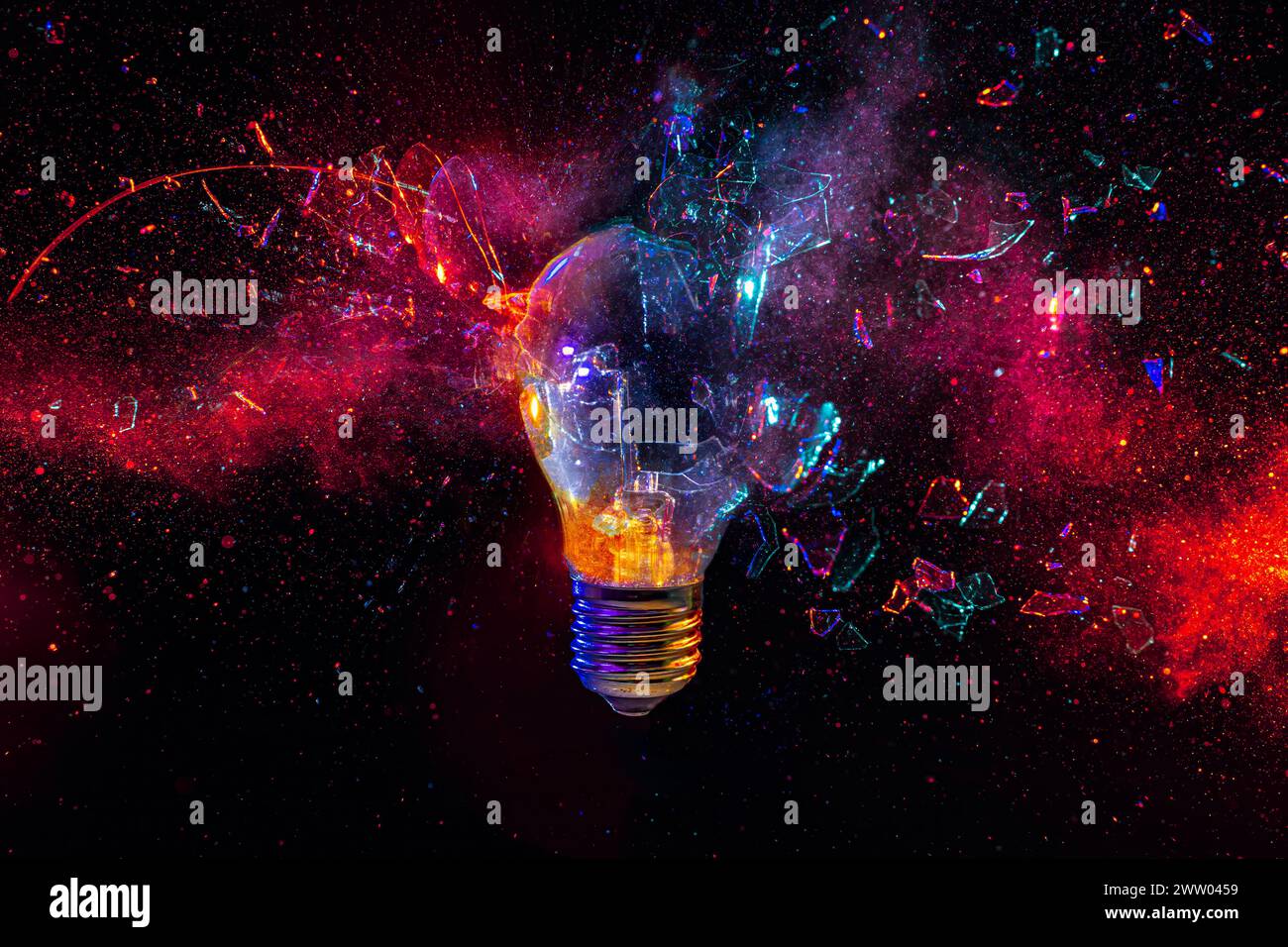 Immagine astratta di una lampadina esplosiva con sfondo cosmico Foto Stock