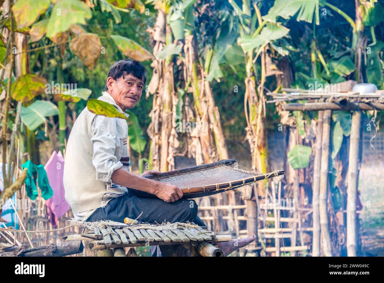 Uomo indiano che lavora con bambù, Isola Majuli, Assam, India Foto Stock