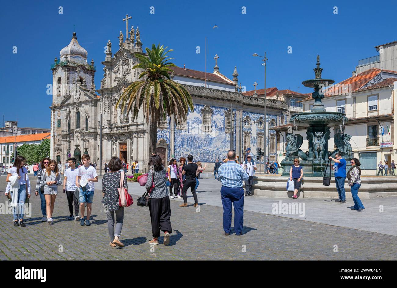 Portogallo, Porto, Prac de Gomes Teixeira con la Chiesa cattolica di nostra Signora di Carmo (Igreja do Carmo) oltre Foto Stock