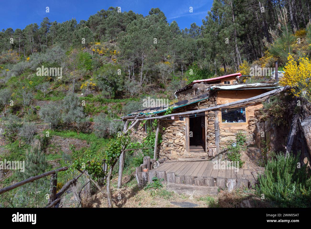 Portogallo, distretto di Coimbra, Coic vicino a Colmeal, "il capanno" (un ex edificio agricolo convertito in una casa off-Grid) che mostra l'ingresso principale Foto Stock