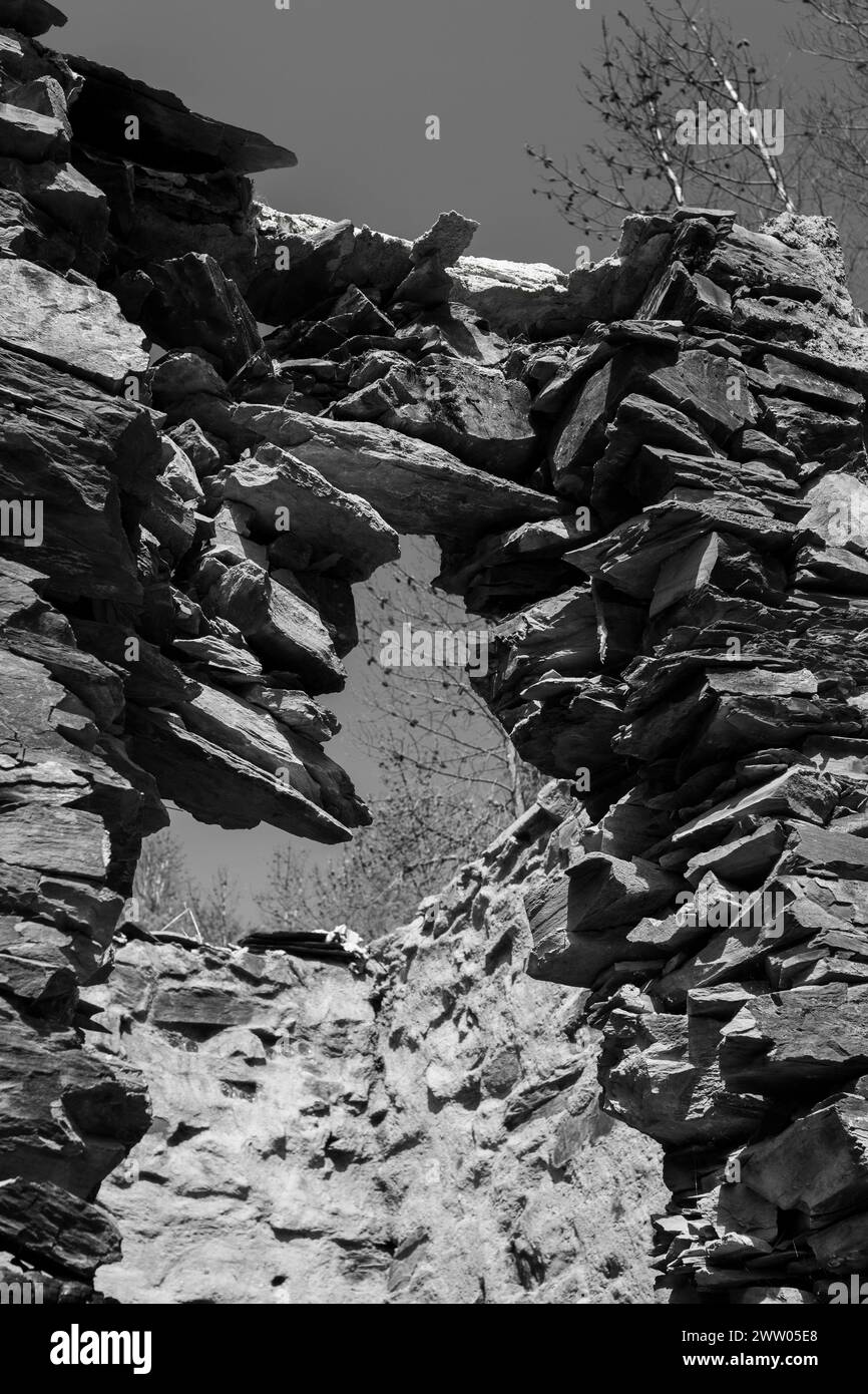 Portogallo, distretto di Coimbra, vicino a Góis, Coic, rovine del "capanno" che mostrano un arcata crollante dopo i devastanti incendi del 2017 Foto Stock