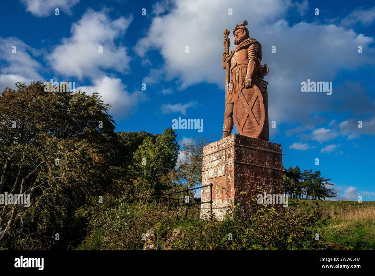 Il Wallace Monument che si erge sopra il fiume Tweed, nei confini scozzesi Foto Stock