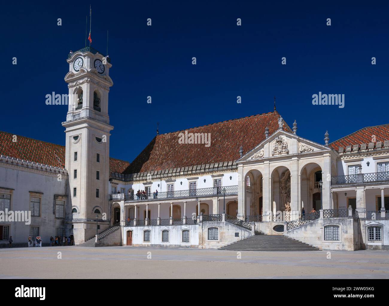 Europa, Portogallo, Provincia litorale di Beira, Coimbra, il Campanile e via Latina (o il Vecchio Palazzo reale) da San Paolo Escolas Foto Stock