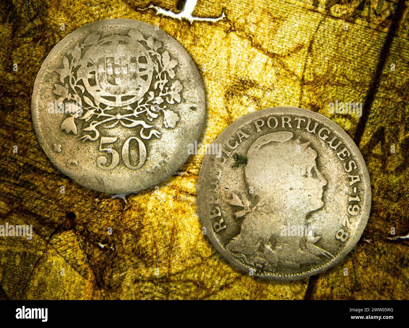 Una moneta della seconda repubblica del Vecchio Portogallo da 50 centavo, allegoria della Repubblica e stemma Foto Stock
