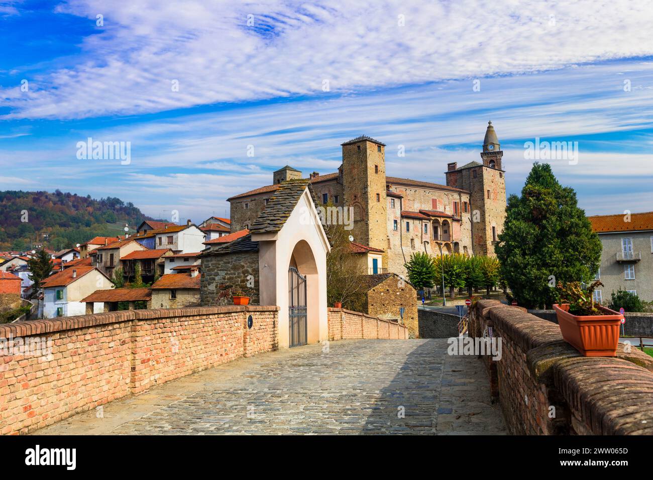 Italia. Imponente monastero medievale di Bormida e castello nella regione Asti in Piemonte (Piemonte) Foto Stock