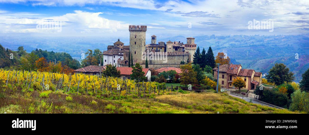 Borghi medievali e castelli panoramici d'Italia - Vigoleno con vigneti autunnali nella regione Emilia-Romagna Foto Stock