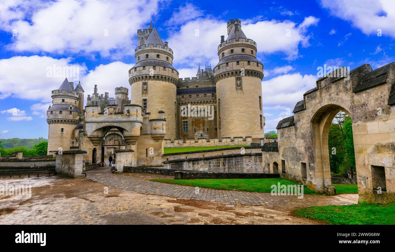 Famosi castelli francesi - impressionante castello medievale Pierrefonds. Francia, regione dell'Oise Foto Stock