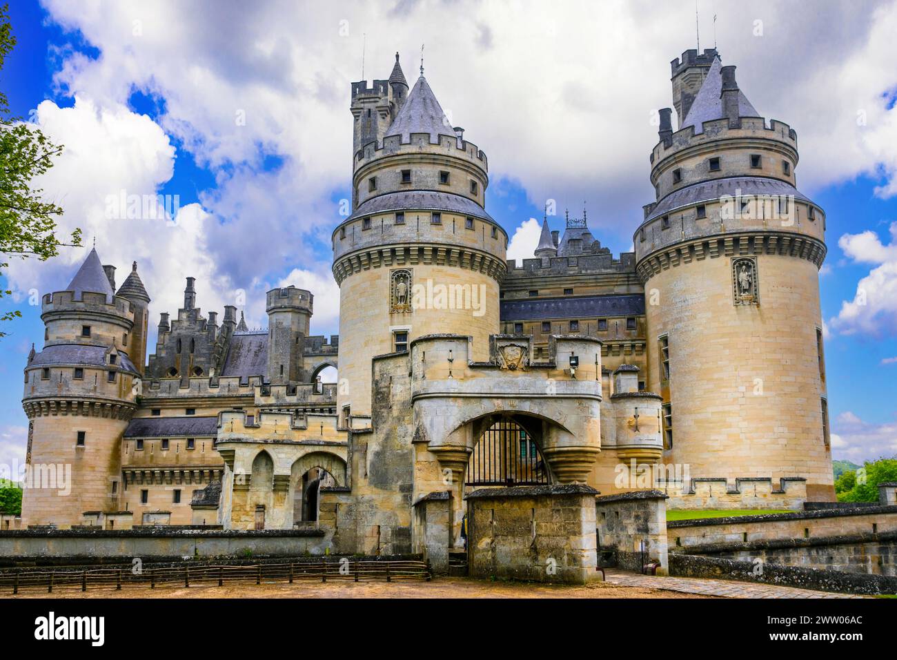 Famosi castelli francesi - impressionante castello medievale Pierrefonds. Francia Foto Stock