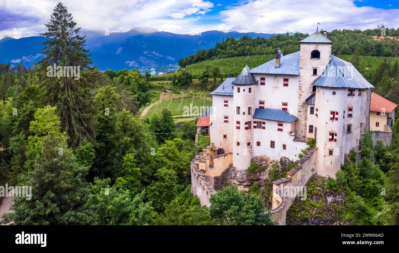 Suggestivi castelli medievali da fiaba d'Italia - bellissimo Castel Bragher in Trentino alto Adige. circondato da vigneti e boschi. vista aerea con drone Foto Stock
