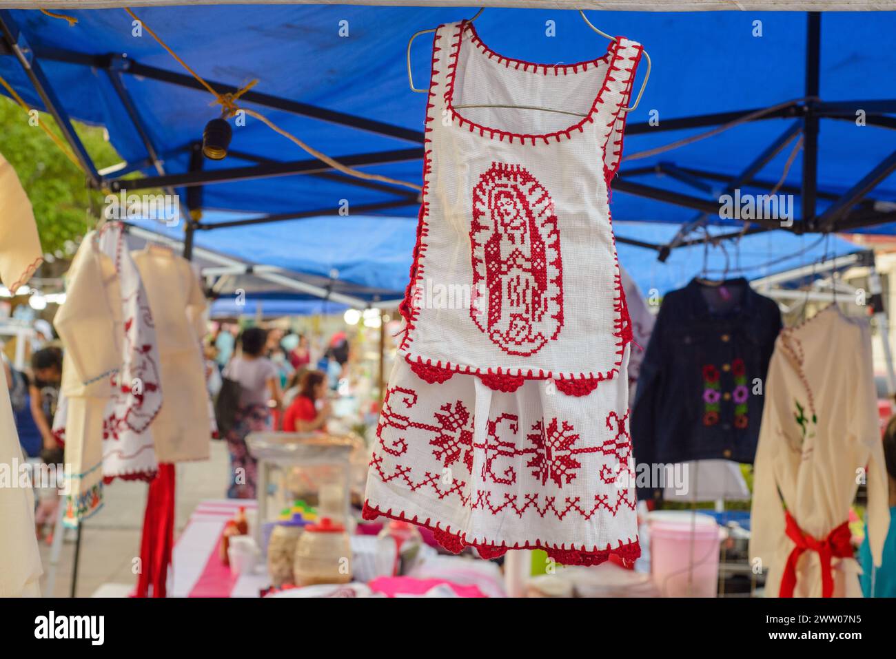 Costumi tipici di Colima, Messico, in un mercato di strada. Foto Stock