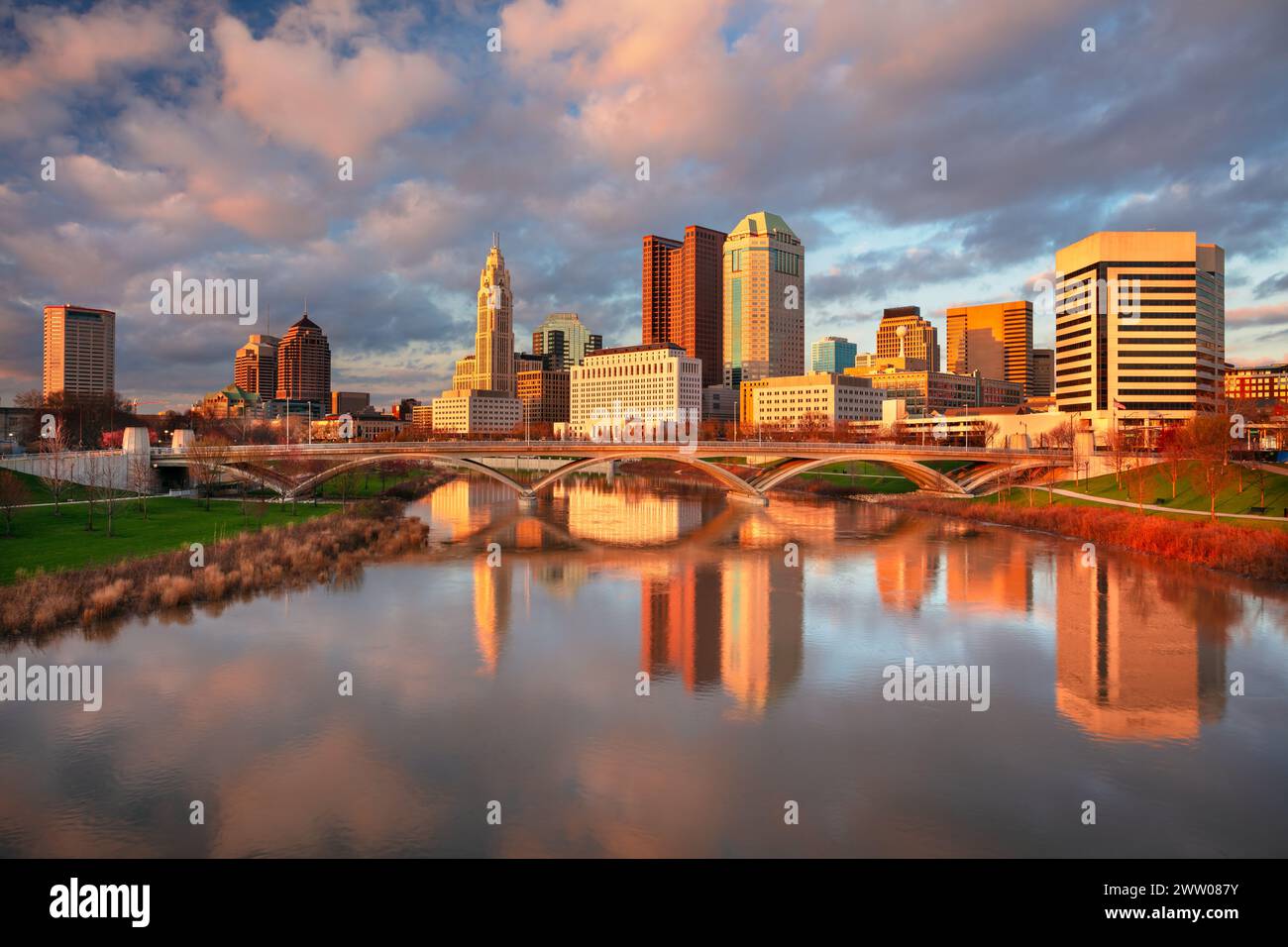 Columbus, Ohio, Stati Uniti. Immagine del paesaggio urbano di Columbus, Ohio, skyline del centro degli Stati Uniti con il riflesso della città nel fiume Scioto al tramonto primaverile. Foto Stock
