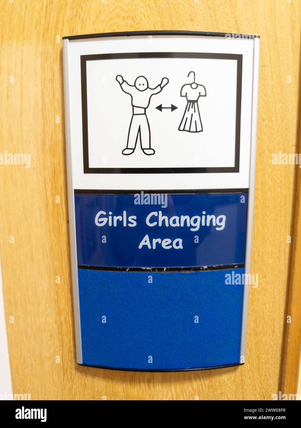 Insegna transgender sulla porta dello spogliatoio delle ragazze alla Waverly School, Enfield, Londra, Regno Unito Foto Stock