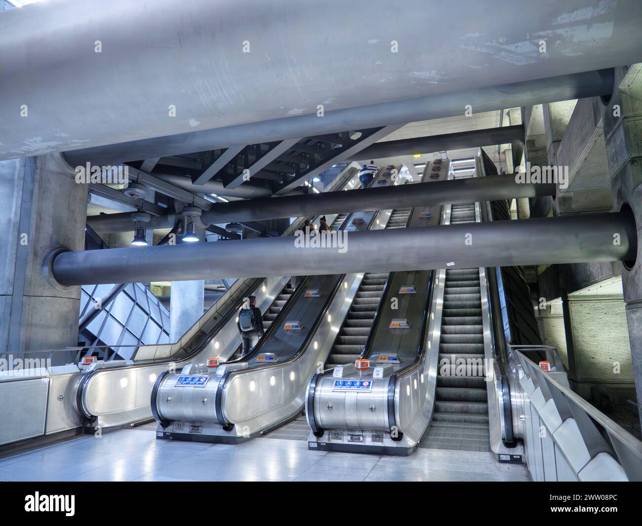 Scale mobili all'interno della stazione di Westminster sulla metropolitana di Londra, Londra, Regno Unito Foto Stock