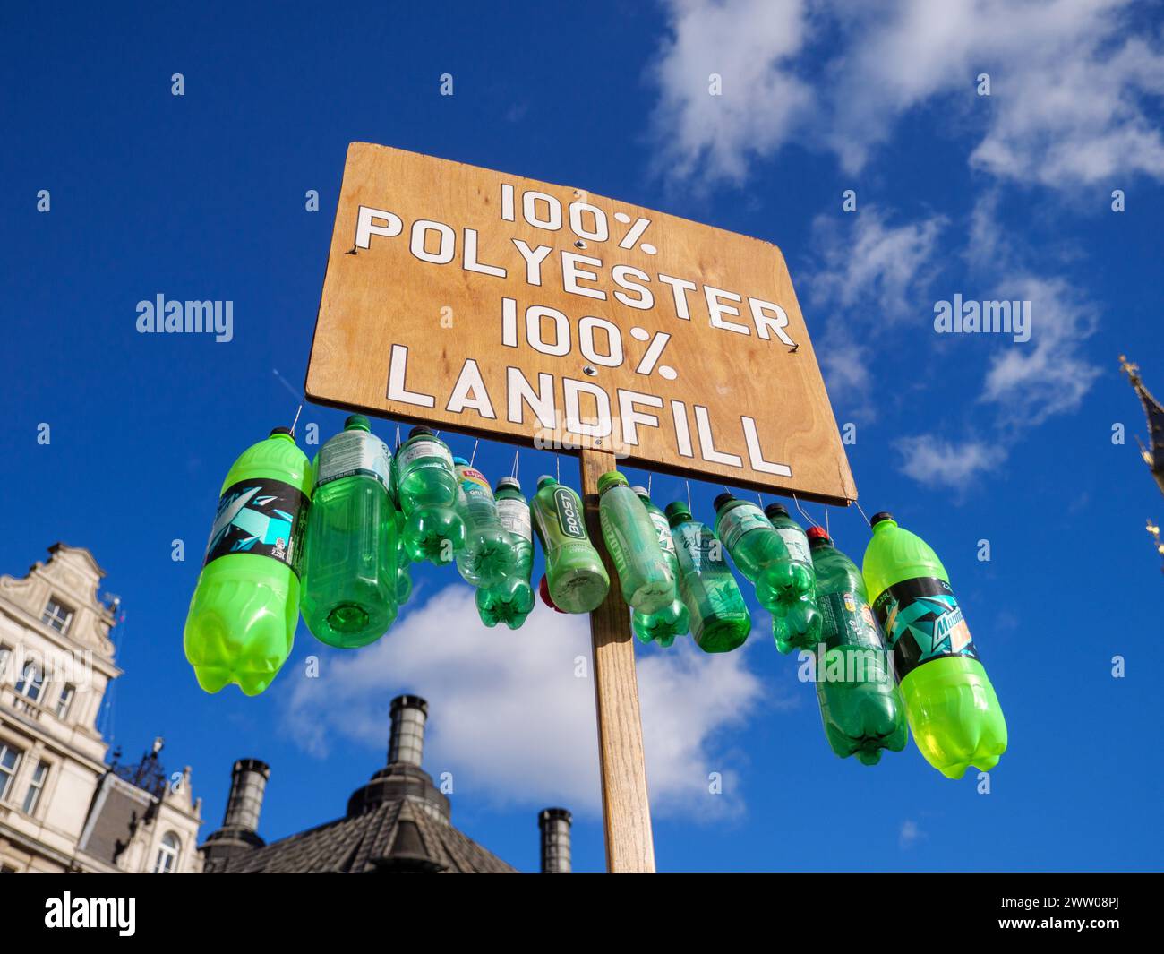 Segno di protesta ambientale contro l'uso di bottiglie di plastica in poliestere per bevande che finiscono come prodotti di scarto in discarica, Londra, Regno Unito Foto Stock