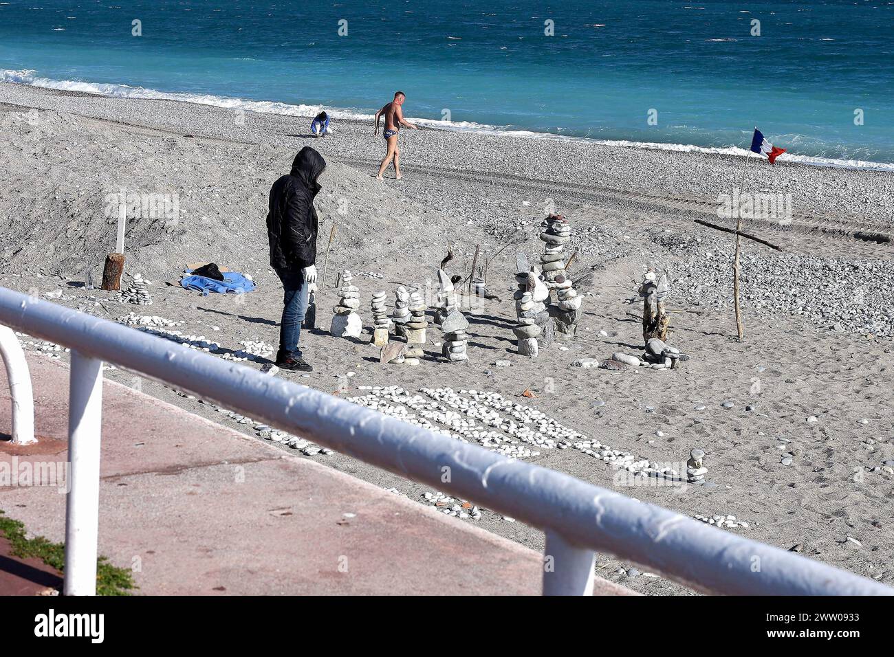 © Francois Glories/MAXPPP - 18/03/2024 il Robinson Cruosé, artista senza tetto Dahmane Zitouni si adatta al flusso delle tempeste o rinnova il suo studio all'aperto su una delle spiagge pubbliche della Promenade des Anglais, affacciato sulla Baie des Anges. Bella Francia. Crediti: MAXPPP/Alamy Live News Foto Stock