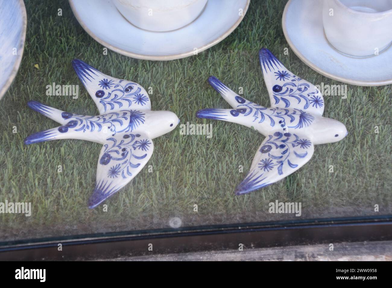 Deux oiseaux bleus en porcelaine dans une vitrine à Faro Foto Stock