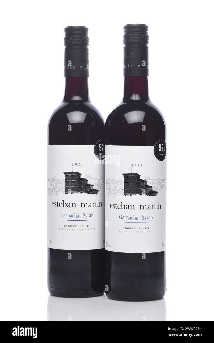 IRVINE, CALIFORNIA - 8 Mar 2024: Due bottiglie di vino Esteban Martin Grenacha-Syrah dalla Spagna. Foto Stock