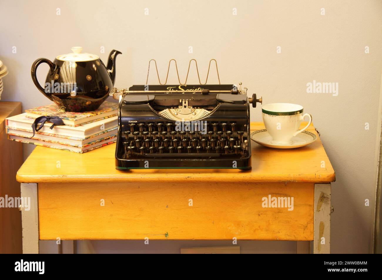Grafica e fotografia per scrittori di macchine da scrivere retrò, caffettiere vintage, caffettiere e tazze da tè. Foto Stock
