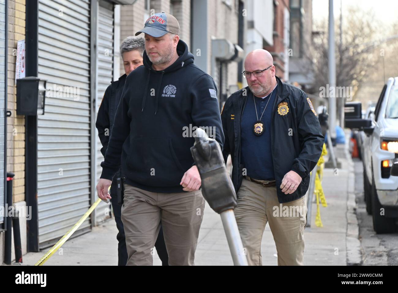 Agenti dell'FBI del New York Evidence Response Team arrivano sulla scena per raccogliere prove dopo un doppio omicidio a Mount Vernon. La mattina di martedì 19 marzo 2024, un tentativo di rapina e sparatoria ebbe luogo al 137 South 5th Avenue nella città di Mount Vernon, New York. Una persona è morta sulla scena, e un'altra è morta in un ospedale locale. La polizia locale, la polizia di New York e l'FBI stanno cercando l'uomo armato. Il nastro della polizia sta cordonando fuori dalla scena mentre l'indagine continua per tutta la mattina di mercoledì con agenti dell'FBI presenti. Foto Stock