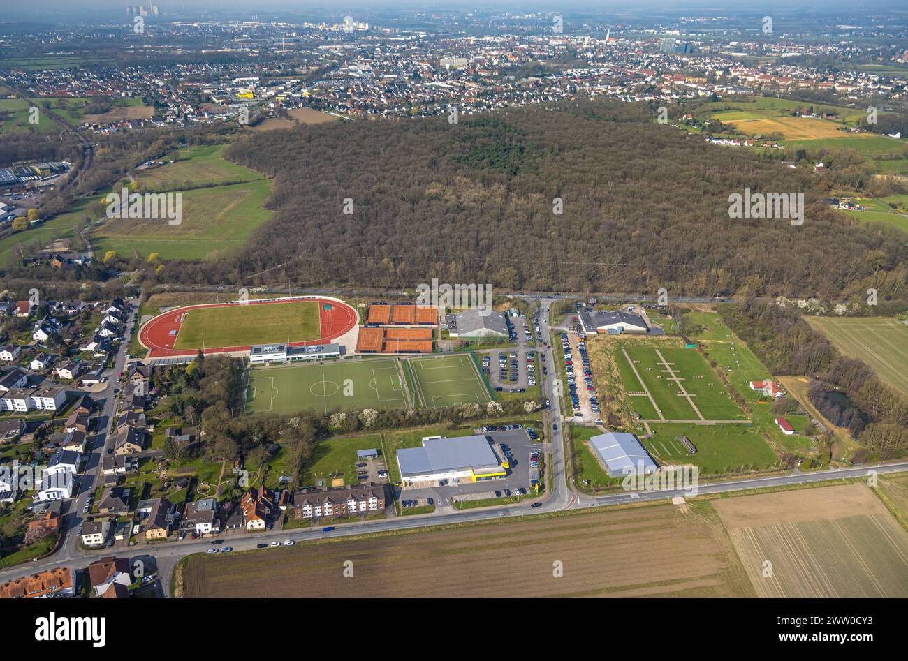 Luftbild, HSC Hammer Sportzentrum Sportanlage, Fußballstadion, Tennisplätze und Bogensportzentrum, Pilsholz Waldgebiet, Stadtbezirk Rhynern, Hamm, Ruhrgebiet, Nordrhein-Westfalen, Deutschland ACHTUNGxMINDESTHONORARx60xEURO *** Vista aerea, centro sportivo HSC Hammer, stadio di calcio, campi da tennis e centro tiro con l'arco, area forestale di Pilsholz, distretto di Rhynern, Hamm, zona della Ruhr, Renania settentrionale-Vestfalia, Germania ATTENTIONxMINDESTHONORARx60xEURO Foto Stock