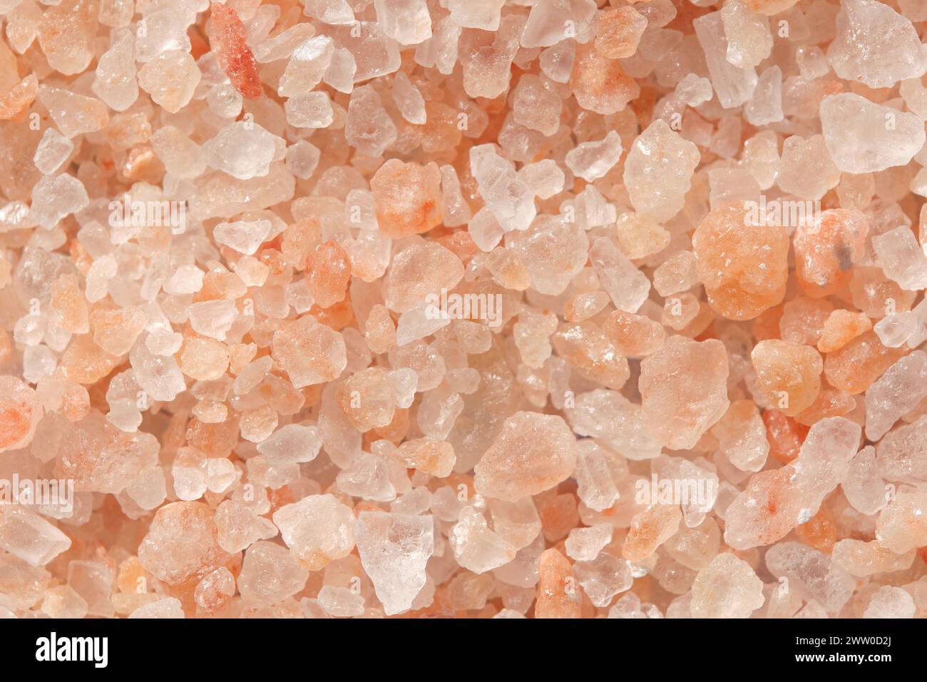 Sullo sfondo sono presenti cristalli di sale marino rosa Foto Stock