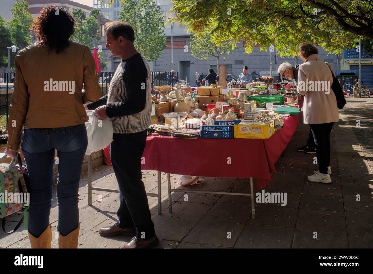 Donne e uomini che guardano le bancarelle di antiquariato del mercato delle pulci in piazza El Llaurador nella città di Villarreal, provincia di Castellon, Spagna, Europa Foto Stock
