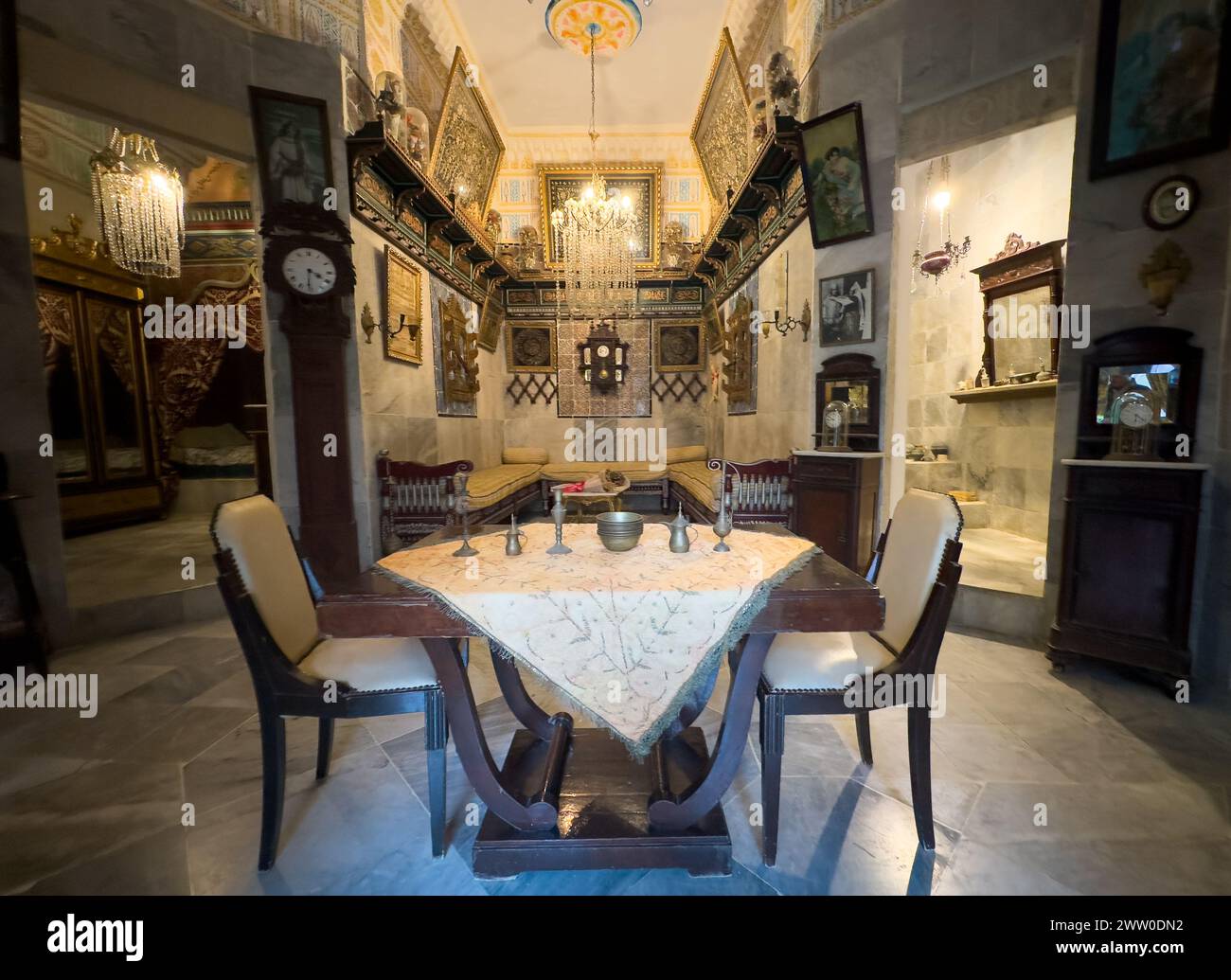 Un'area salotto e pranzo e mostre nel Dar ESSID Museum, una casa di mercanti del XVIII secolo a Sousse, Tunisia. Foto Stock