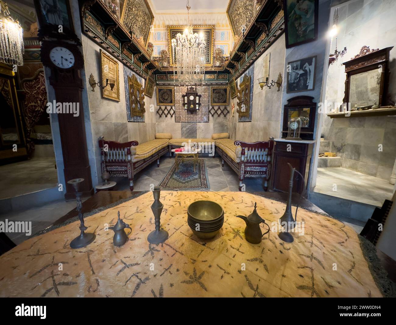 Un'area salotto e mostre nel Museo Dar ESSID, una casa di mercanti del XVIII secolo a Sousse, Tunisia. Foto Stock