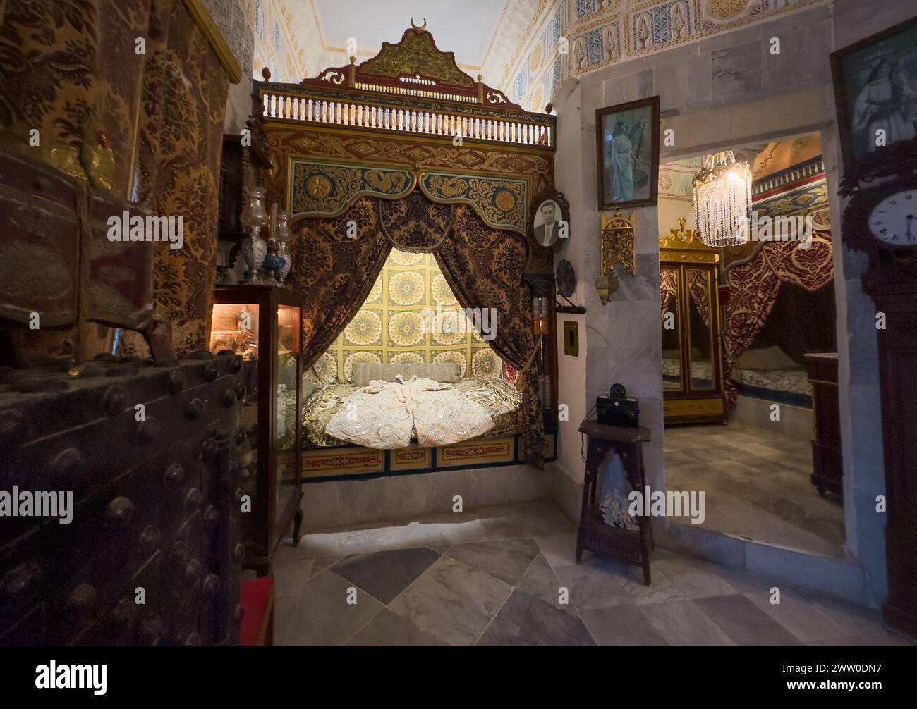 Una camera da letto e mostre nel Museo Dar ESSID, una casa di mercanti del XVIII secolo a Sousse, Tunisia. Foto Stock