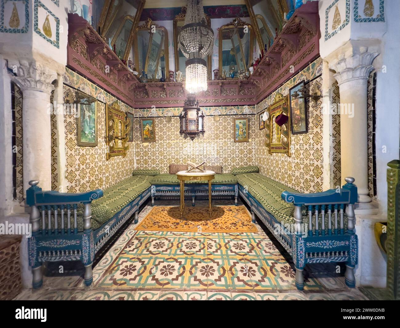 Un'area salotto e mostre nel Museo Dar ESSID, una casa di mercanti del XVIII secolo a Sousse, Tunisia. Foto Stock