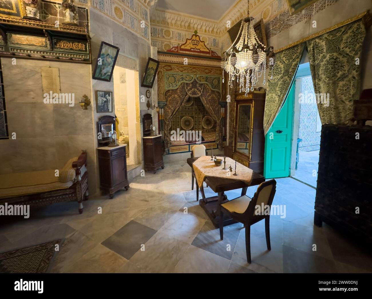 Una camera da letto e mostre nel Museo Dar ESSID, una casa di mercanti del XVIII secolo a Sousse, Tunisia. Foto Stock
