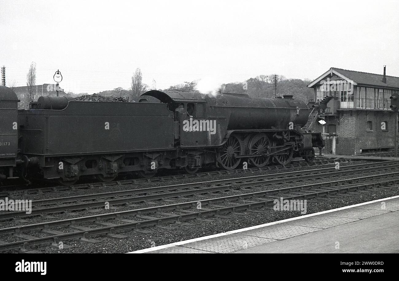 1950, storica, una locomotiva a vapore della British Railways, 60842 su binario ferroviario con carro a carbone pieno alla stazione ferroviaria di Welwyn Garden City, Inghilterra, Regno Unito, con scatola di segnalazione. La Gresley V2 Class fu introdotta nel 1936, con la 60842 introdotta nel 1938 per eseguire treni passeggeri e a traffico misto per la LNER. La locomotiva fu trasferita alla nuova British Railways nel 1950, e ritirata nel 1962. Foto Stock